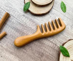 Masseur de tête naturel fait à la main peignes à cheveux pas de statique sain en bois démêlant bois de santal peigne en bois à dents larges pour cheveux bouclés - Product Image 2