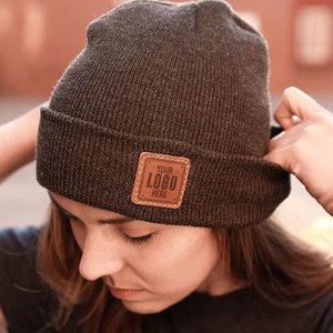 Gorro Personalizado con Parche |   Gorro de Invierno con Parche de Cuero AGREGA TU LOGOTIPO Gorras para Empleados de Empresa Gorros de Punto de Invierno con Logotipo Personalizado - Product Image 1