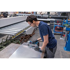 GSC 18V-16 E Sistema de 18V, Cortadora de Chapa de 700 W, Mango de 156 mm, Tecnología de Motor sin Escobillas, 2x 4.0Ah ProCORE, Cortadora Inalámbrica - Product Image 1