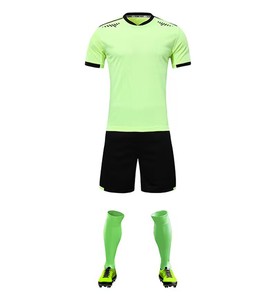 Uniformes de fútbol personalizados de poliéster 100% para adultos, nuevo diseño, kits negros, impresión por transferencia de calor, conjuntos de camisetas de manga corta de estilo otoñal - Product Image 1