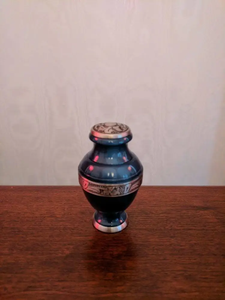 Urne souvenir élégante en laiton bleu de style américain nouveau design gravé pour les fournitures funéraires pour adultes - Product Image 3