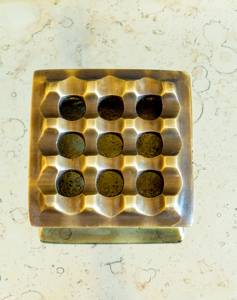 Cenicero de latón vintage con acabado liso, ideal para amantes de los cigarros y cigarrillos - Product Image 5