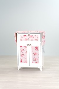 Planche à repasser pliable et réglable en bois avec armoire, cadre blanc et motif floral rose pour usage domestique - Product Image 4