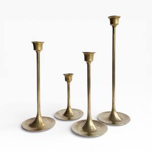 Porte-bougie unique en métal doré haut et moderne avec un design classique tourné pour la décoration de maison de luxe - Product Image 4