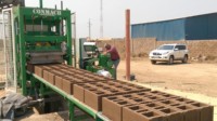 Machine de fabrication de blocs de béton creux semi-automatique hydraulique à commande PLC, entraînée par moteur, capacité de la trémie de 700 dm3, 32 KW
