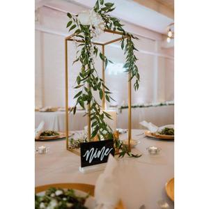 Centro de mesa de metal de inspiración ntique con detalles intrincados para eventos de temática vintage y elegantes detalles de decoración del hogar - Product Image 2