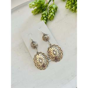 Boucles d'oreilles pendantes Jimmie James en argent sterling plaqué or 18 carats avec perle d'eau douce et design en forme de fleur à pompon - Product Image 3