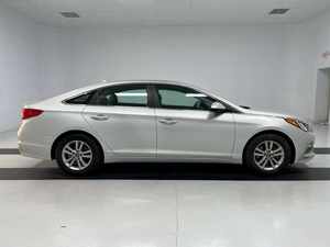 Camioneta Usada Barata 2020 con Tracción Delantera, Volante a la Izquierda, Asientos de Cuero, Techo Panorámico, Motor 4.5L V8, Automática, Portaequipajes de Aluminio en el Techo, en Buen Estado - Product Image 3