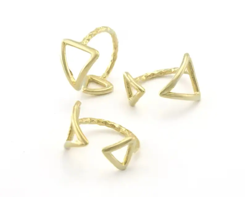 Perhiasan eksklusif cincin desain bunga unik bentuk ar segitiga kuningan berlapis emas