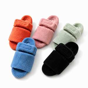 Pantoufles pour femmes en fausse fourrure marron moka, longues, avec bordure en ruban, semelle en PU, pour l'intérieur, usage quotidien - Product Image 1