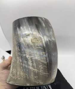 Tasse de corne à boire de sculpture viking hautement polie de qualité supérieure pour le vin et la bière faite avec de la corne naturelle d'Inde - Product Image 4