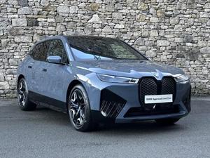 2024 BMW IX xDrive40 M Sport 5dr Volante a la izquierda y derecha RHD/LHD Techo solar panorámico Interior oscuro Acc Vehículo de dirección izquierda/derecha - Product Image 3