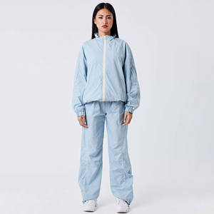 ชุดวอร์มแบบสปอร์ตสองชิ้นสำหรับผู้หญิง มีฮู้ด ผลิตจากโพลีเอสเตอร์ 100% กันลม น้ำหนักเบา มีเชือกผูก กระเป๋า สามารถกลับด้านได้ ลายพิมพ์ - Product Image 1