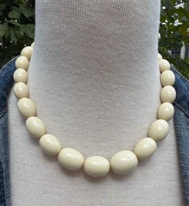 Collier en résine, accessoire de bijouterie audacieux et accrocheur pour les amateurs de mode moderne, haute qualité - Product Image 3