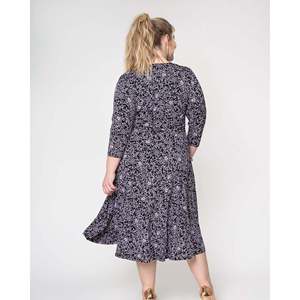 Robe Midi Amiya Noire Grande Taille pour Femme Leota, Manches 3/4, Coupe Évasée, Imprimé Floral, en Mousseline, Taille Naturelle, Taille ODM 1X, Ample - Product Image 4