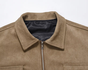 ออกแบบโลโก้ OEM ตามสั่ง เสื้อแจ็คเก็ตผู้ชายคุณภาพสูง ปกคอพับ มีกระเป๋า ซิปปิด แจ็คเก็ตหนังกลับ แจ็คเก็ตบอมเบอร์ - Product Image 3