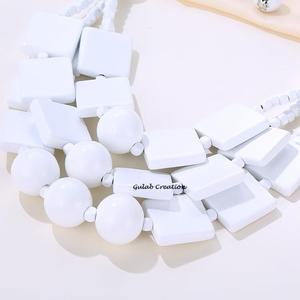 Collier ras du cou en perles de bois blanches à 3 couches, bijoux de déclaration Boho multi-brins faits à la main pour femmes avec perles en bois naturel - Product Image 3