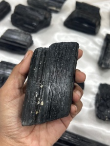 Tourmaline noire naturelle brute de forme irrégulière, cristal de guérison pour le Reiki et le Feng Shui, décoration intérieure et fabrication de bijoux, vente en gros - Product Image 2