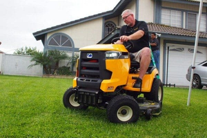 Cortadora de Césped Industrial de Bajo Precio y Alta Calidad, Cub Cadet XT1 LT42, Motor Diésel de 2 Tiempos, con Batería - Product Image 3