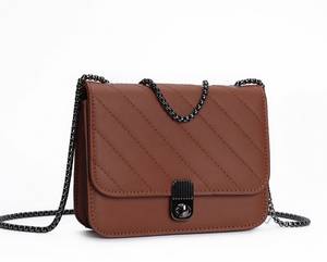 Borsa a Tracolla in Pelle con Catena per Donna - Product Image 6