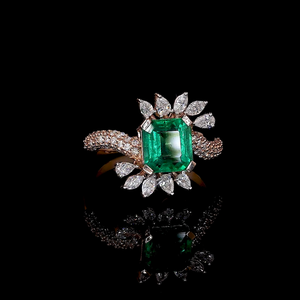 Anillo de Esmeralda Verde de Laboratorio con Diamantes Cultivados en Laboratorio en Forma de Pera y Redondos |   Regalos y Joyería Étnica - Product Image 1