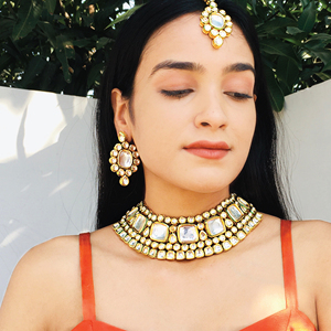 ชุดสร้อยคอเคลือบทองสไตล์อินเดียพร้อม Maang Tikka และต่างหูสำหรับงานแต่งงานสำหรับ haldi, metindi - Product Image 3