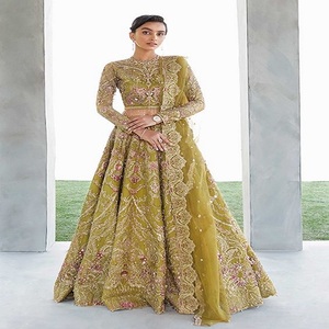 Robe de mariée Salwar Kameez pas chère, en tissu de soirée, blanc, or, rustique, modeste, simple, en soie, style indien/pakistanais - Product Image 4