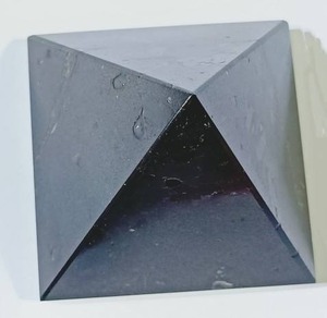 Pyramides de tourmaline noire polie les plus vendues pour la protection contre l'énergie négative et la méditation dans le monde entier - Product Image 4