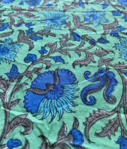 Tissu en coton imprimé à la main, motif floral de vignes Mughal sur fond vert menthe - Product Image 1