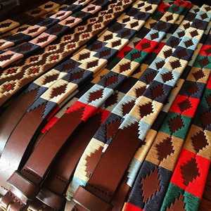 Ceinture en cuir de polo brodée à la main multicolore personnalisée avec boucle dorée Accessoires de sport élégants pour l'équitation - Product Image 2