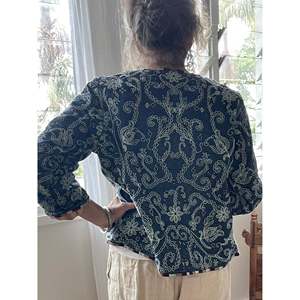 Chaqueta AMARA Azul Índigo para Primavera con Característica Transpirable - Product Image 1
