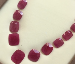 พลอยทับทิมสีชมพู 240.99 กะรัต จากโมซัมบิก รูปทรงคุชชั่น  ผ่านการอบความร้อน สำหรับเครื่องประดับชั้นดี โดย Prismatic Gems - Product Image 1