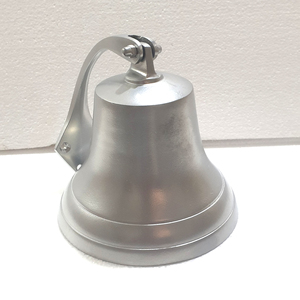 Cloche de bateau nautique en aluminium de style vintage pour rehausser le thème nautique dans les salons, les patios et les entrées - Product Image 4
