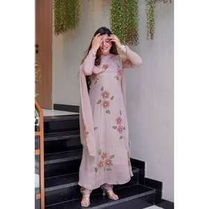 PRÉSENTER 3 PIÈCES ÉLÉGANTES Une ligne KURTI BAS AVEC BELLE DUPATTA - Product Image 1