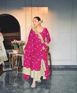 Stravagante abito da festa in Chiffon con vivace stampa digitale e trasparente rivestimento Anarkali.