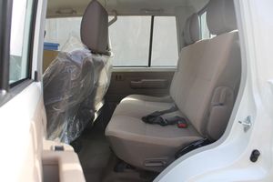 LANDCRUISERS LC79 DC 2 8 DIESEL MT 2025 DE CALIDAD SUPERIOR, OPCIÓN BÁSICA, GCC 4WD, EN PERFECTO ESTADO, IMPECABLE, EXCELENTE CONDICIÓN, MEJOR OFERTA EX - Product Image 5