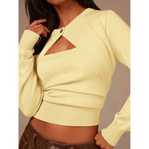 Suéter con cuello redondo y detalle recortado para mujer, amarillo, de manga larga, tejido. - Product Image 1