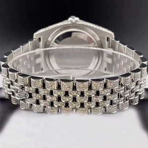 Montre diamant de luxe en acier inoxydable argenté de qualité supérieure avec design en cristal pour hommes disponible au meilleur prix de l'Inde - Product Image 1