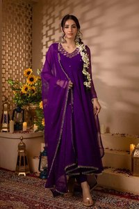 ก้าวเข้าสู่ความสง่างามเหนือกาลเวลาด้วยชุดผ้าจอร์เจียที่สวยงามนี้ได้รับการออกแบบด้วยความเก๋และงานฝีมือไข่มุกที่ประณีต - Product Image 3