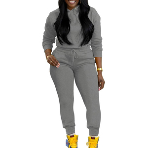 Ropa deportiva de invierno personalizada para mujer patrón sólido por encima de la rodilla chándal de lana de dos piezas de longitud corta-Conjunto de Jogger con capucha al por mayor - Product Image 4