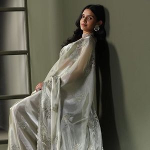Sari en soie premium, doux, riche et brillant, avec broderie de designer, coupe C-Pallu, chemisier assorti, pour fêtes, été, traditionnel, séchage rapide, vente en gros - Product Image 1