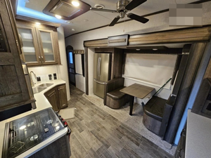 Nuevo RV K-E-Y-S-T-O-N-E CO MONTANA H-I-G-H C-O-U-N-T-R-Y 375FL Modelo 2018 con Alta Capacidad de Alojamiento y Rendimiento Disponible para la Venta - Product Image 3
