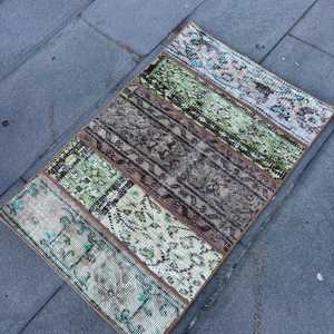 Alfombra Turca Vintage, Alfombra de 1.7x2.8 pies, Alfombra de Lana con Diseño de Parches en Verde y Marrón - Product Image 2