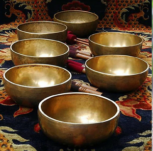 Une personne tenant un grand bol de chant poli et maillet en bois, parfait pour la thérapie. Prix de gros disponibles. - Product Image 3