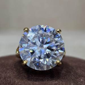 Anillo de Compromiso de Plata de Ley 925 con Baño de Oro y Moissanita Redonda de 14 mm, Estilo Eternity, al por Mayor - Product Image 2