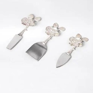 ชุดชีสเครื่องเงินด้ามจับเรซินสีขาวใสพร้อมชุดเครื่องตัดชีสและชุดที่กระจายชีส - Product Image 3