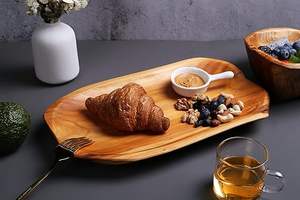 Plato de servir de madera natural con acabado de grano liso, perfecto para presentar aperitivos, pan, bocadillos y frutas en reuniones familiares. - Product Image 4