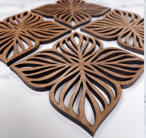 Sous-verres en bois finement découpés au laser en forme de feuilles ou de fleurs stylisées et ornées avec un design en filigrane ouvert - Product Image 1