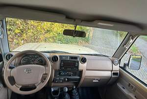 Toyota Land Cruiser GRJ 79 2023, très propre, pick-up double cabine, hard top, conduite à gauche, boîte manuelle, sièges en cuir - Product Image 4