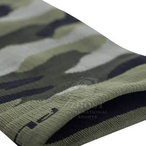 Calcetines deportivos unisex de tela elástica ligera que proporcionan comodidad, soporte y estilo, ideales para correr y hacer ejercicio. - Product Image 5